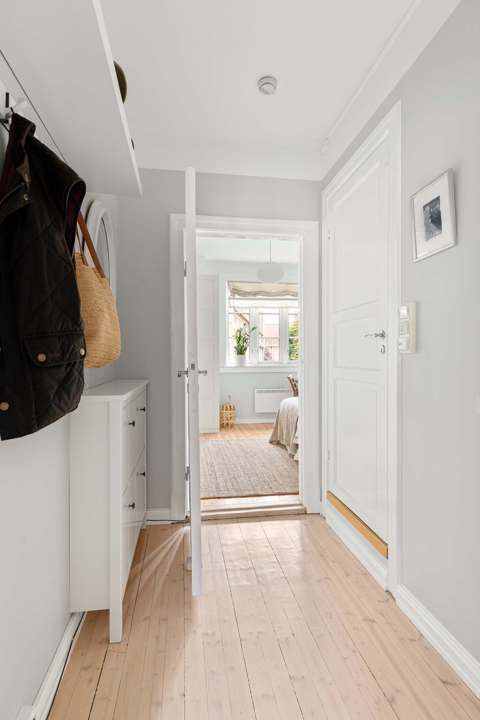 Videre tilkomst til baderom fra entréen Galleribilde