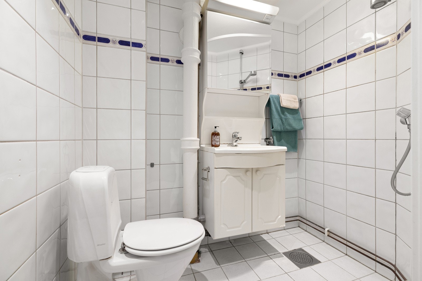 Varmekabler i gulv og hvit innredning. Opplegg for vaskemaskin Galleribilde