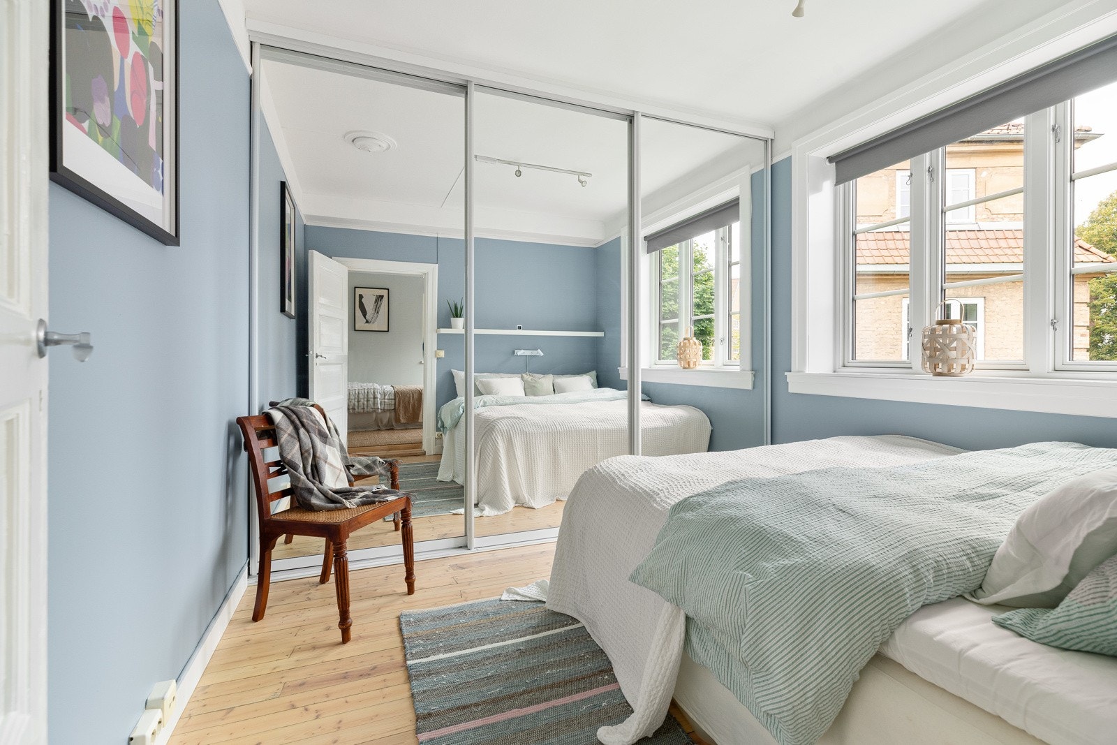 Romslig skyvedørsgarderobe for oppbevaring av klær Galleribilde