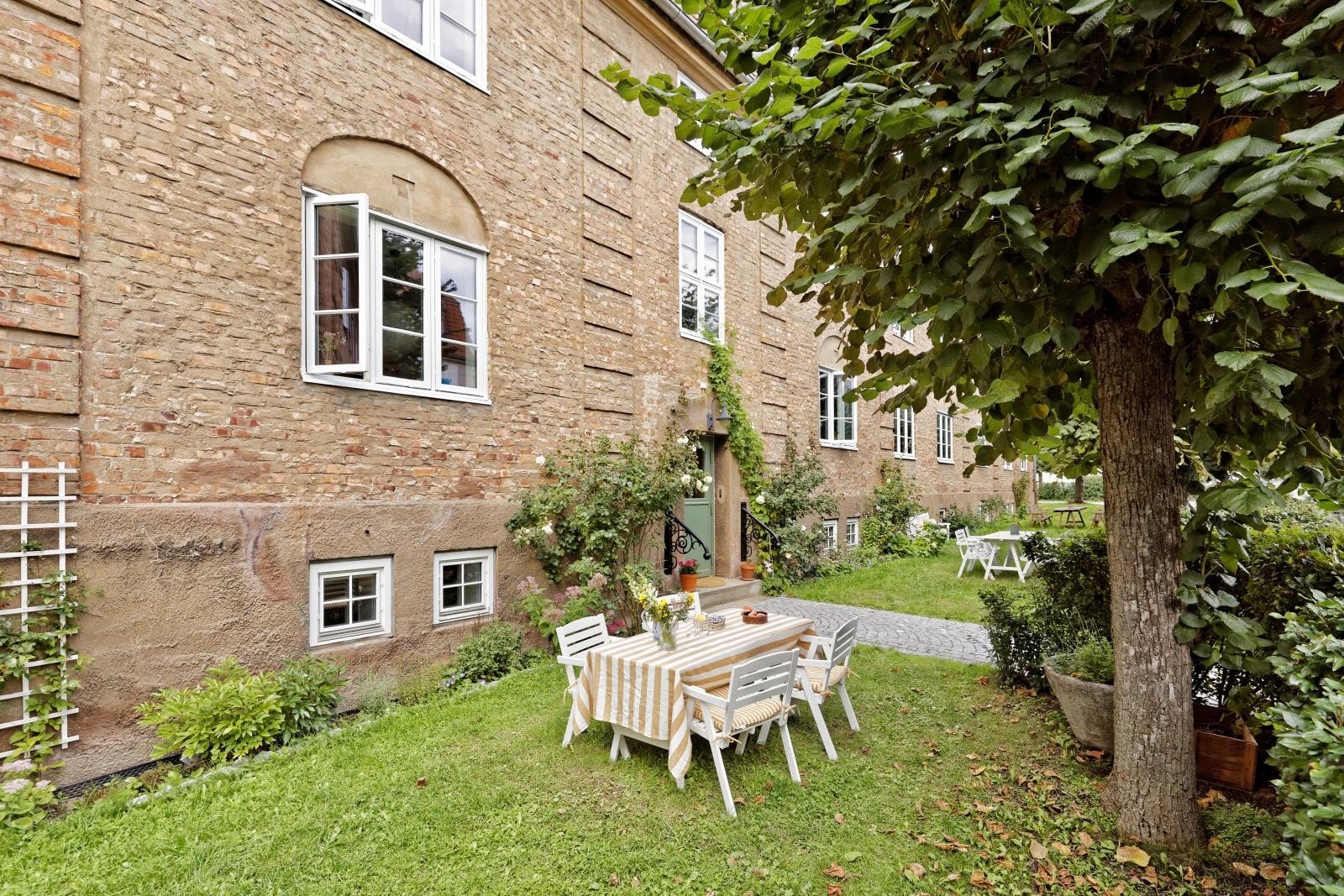 oppgangen har møblert og disponerer felles skjermet uteplass tilknyttet inngangspartiet Galleribilde