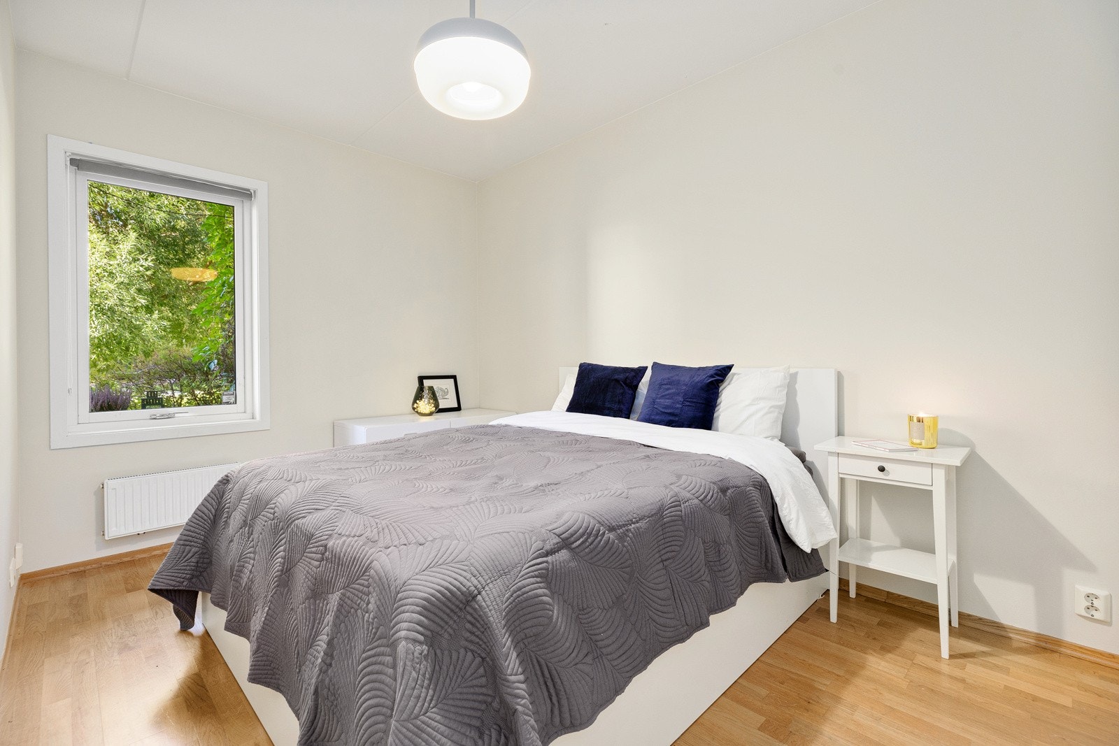 Hovedsoverommet er av god størrelse med plass til stor dobbeltseng, nattbord og garderobeskap Galleribilde