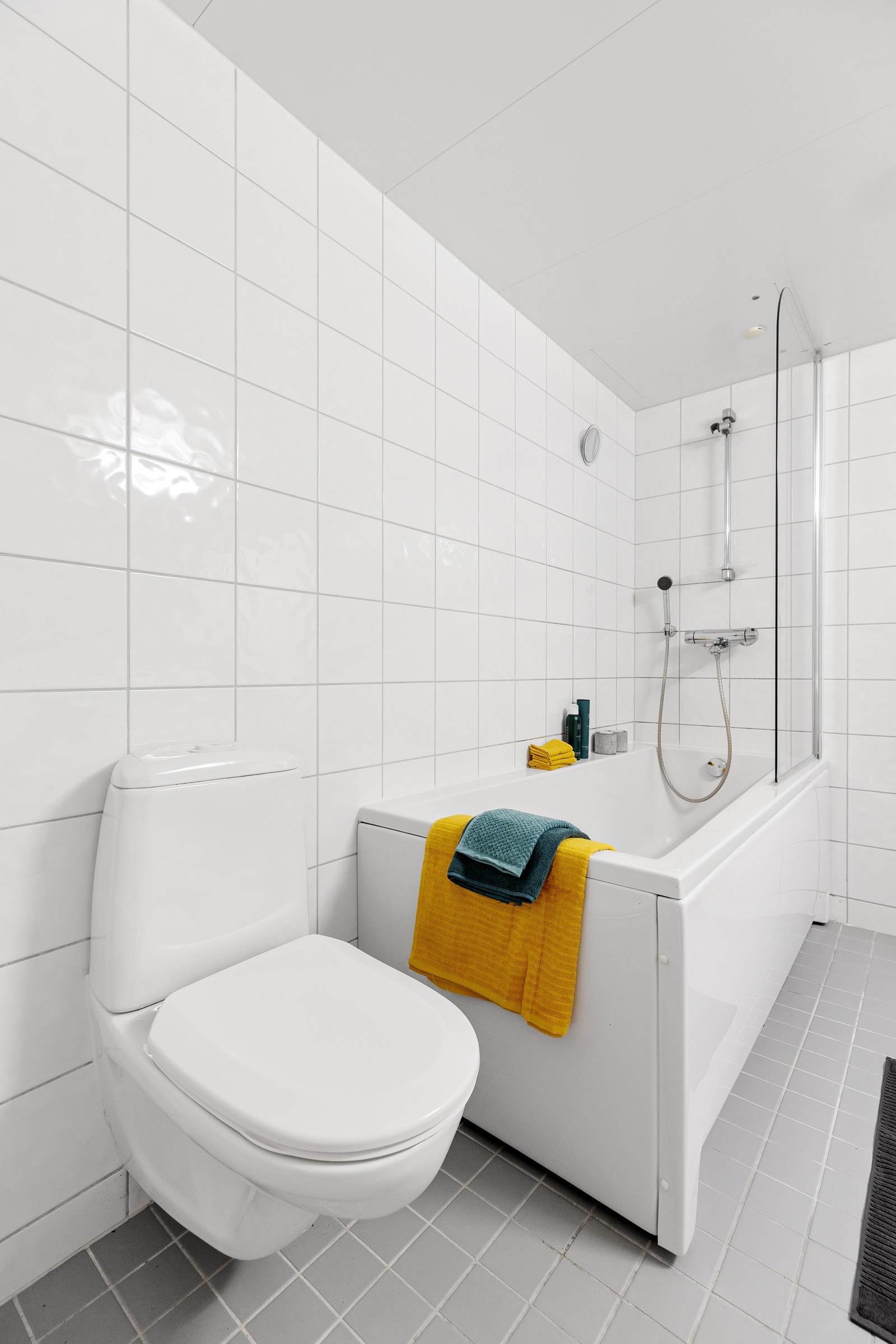 Det er badekar på baderommet Galleribilde