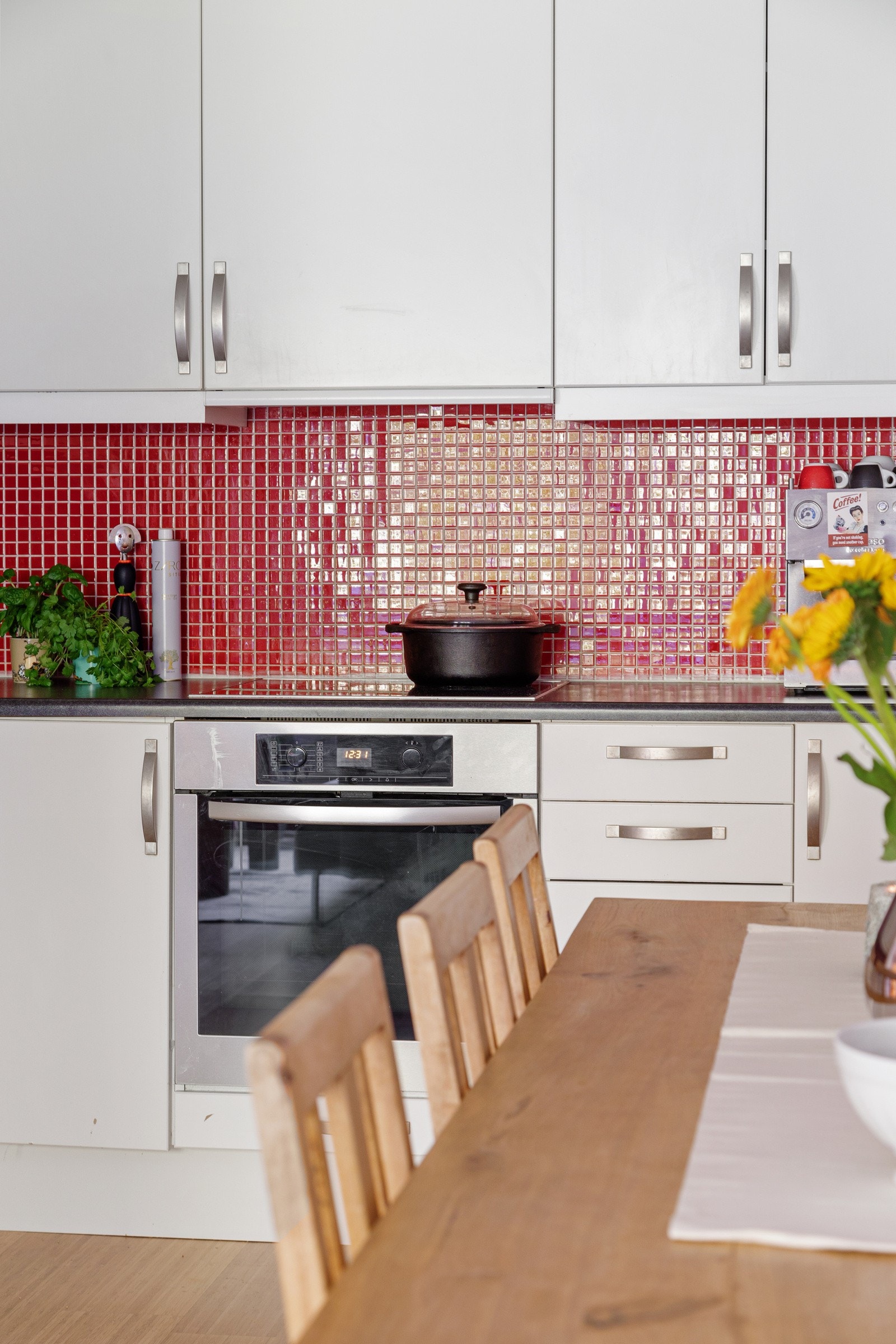 Kjøkkenet ligger i en åpen løsning mot stuen Galleribilde