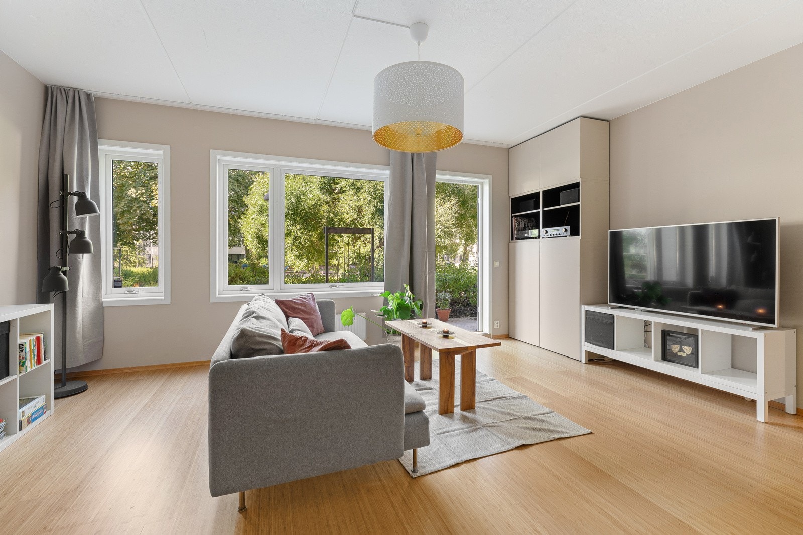 Store vinduer gir rikelig med lys inn i boligen Galleribilde