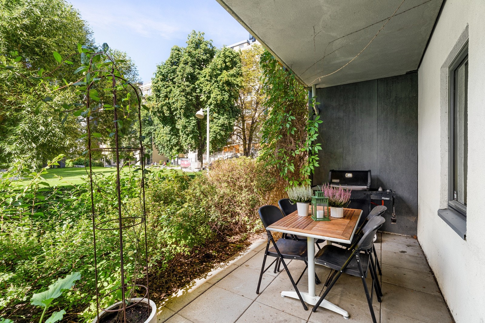 Her kan du nyte lange, deilige sommerdager med en god bok eller noe godt i glasset Galleribilde