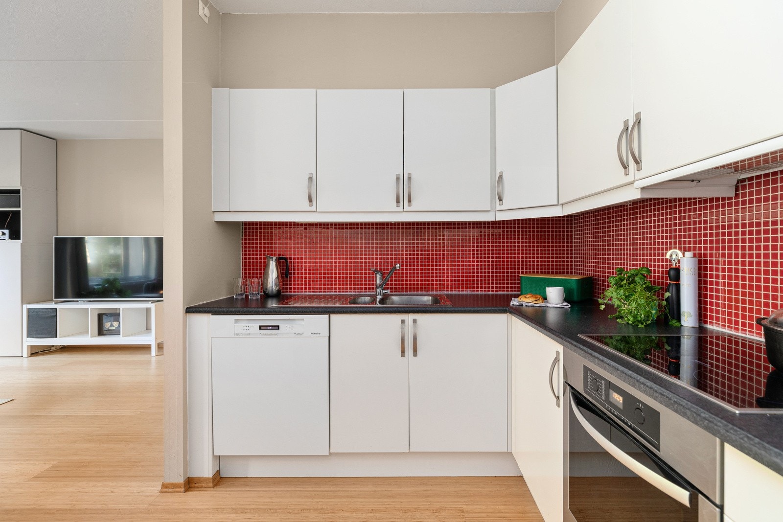 Moderne kjøkkeninnredning med rikelig benke- og skapplass Galleribilde