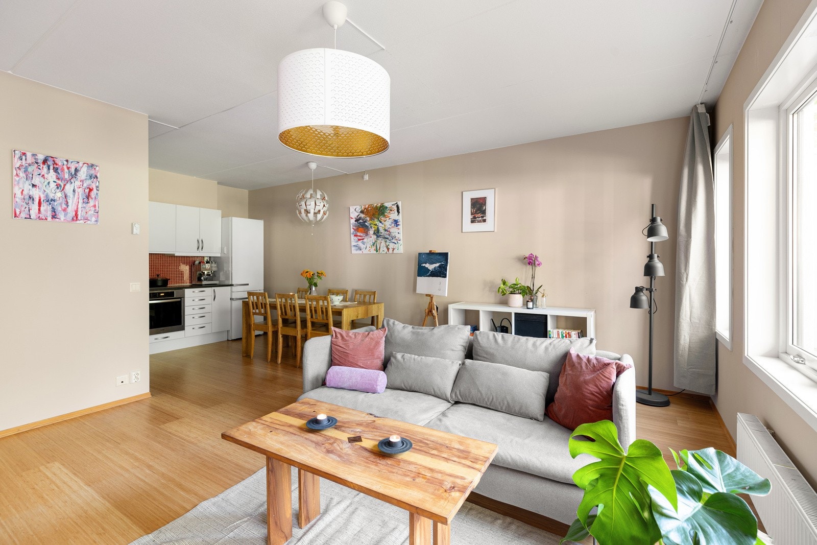 Stuen er romslig med god plass til både sofagruppe og spisestue Galleribilde