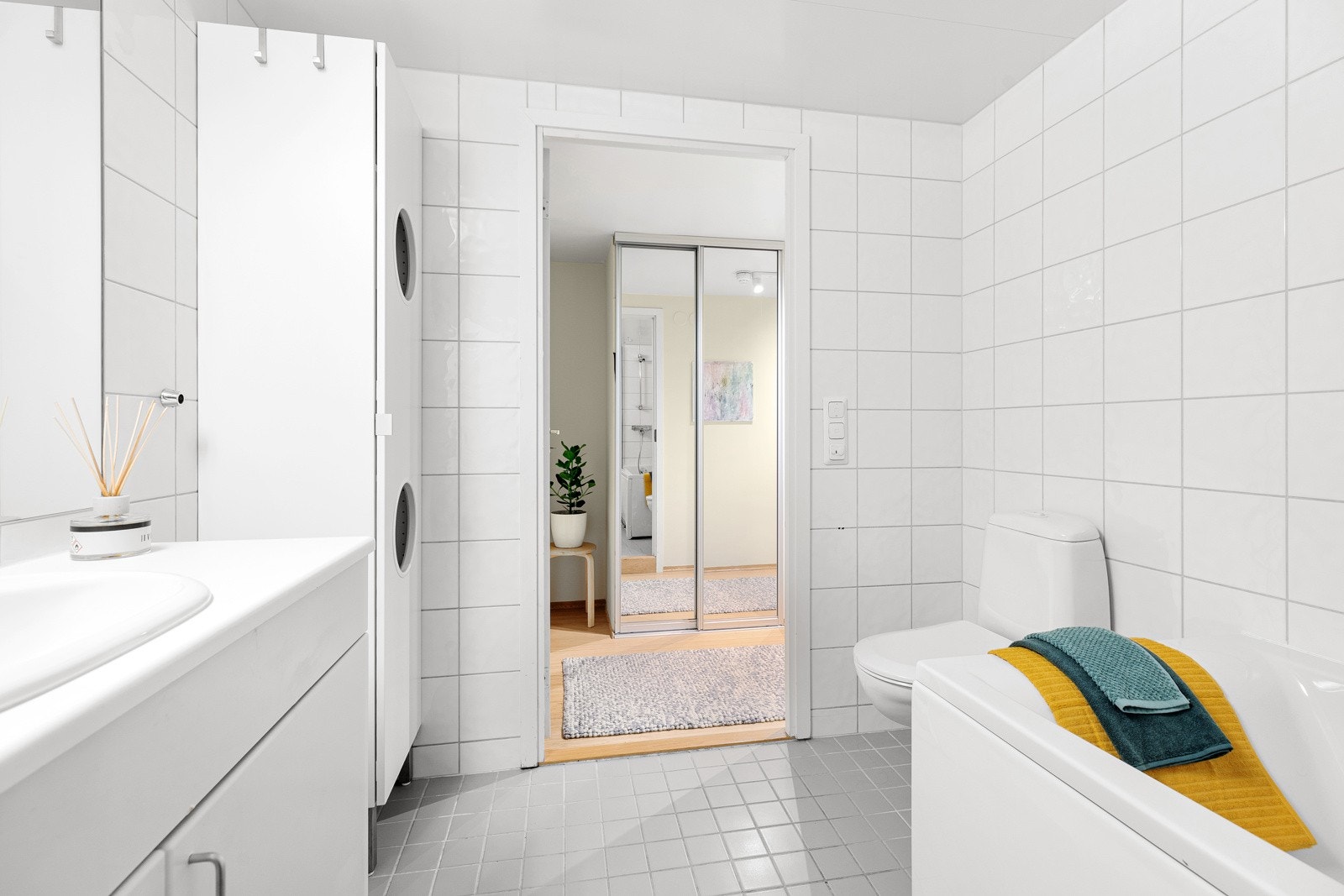 Pent og flislagt baderom Galleribilde