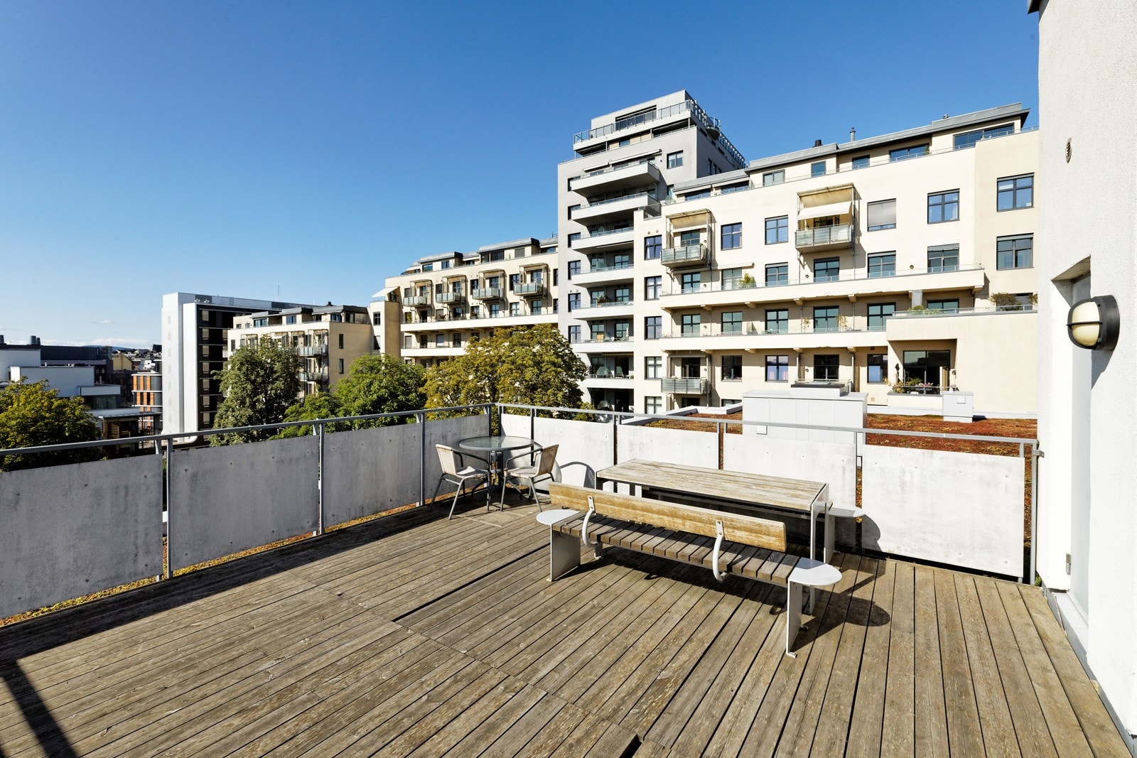 Sameiet har en solrik og felles takterrasse med flott utsikt Galleribilde