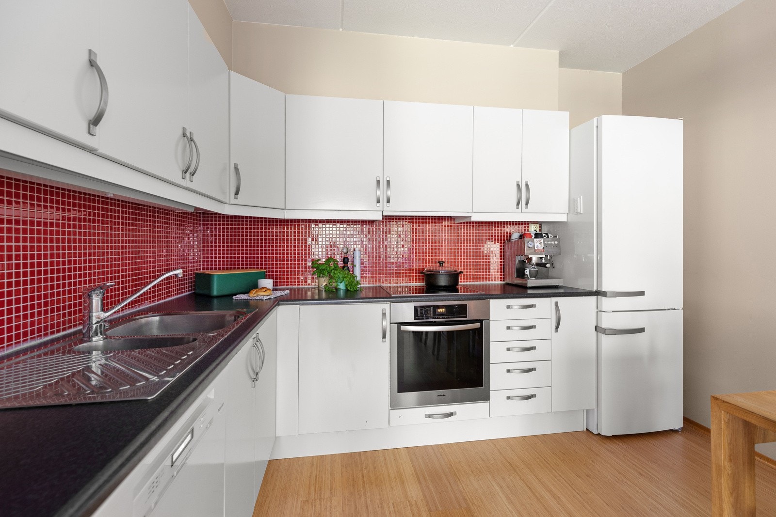 Diverse hvitevarer er integrert i innredningen Galleribilde