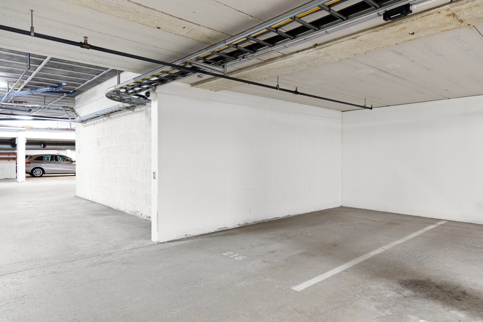 Selger har parkeringsplass rett under boligen i felles garasjeanlegg. Plassen kan om ønskelig kjøpes av selger i tillegg til boligen for kr 500 000,-. Galleribilde