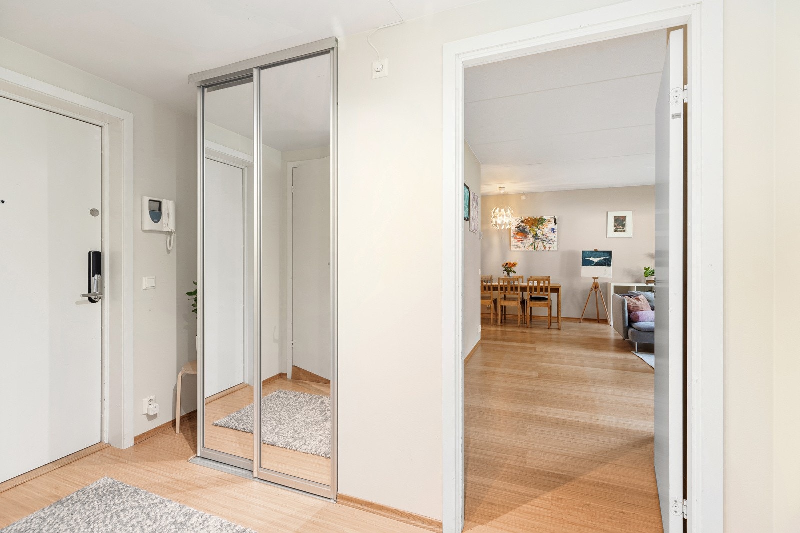 Hyggelig inngangsparti med skyvedørsgarderobe - Det er også en innvendig bod med god lagringsplass Galleribilde