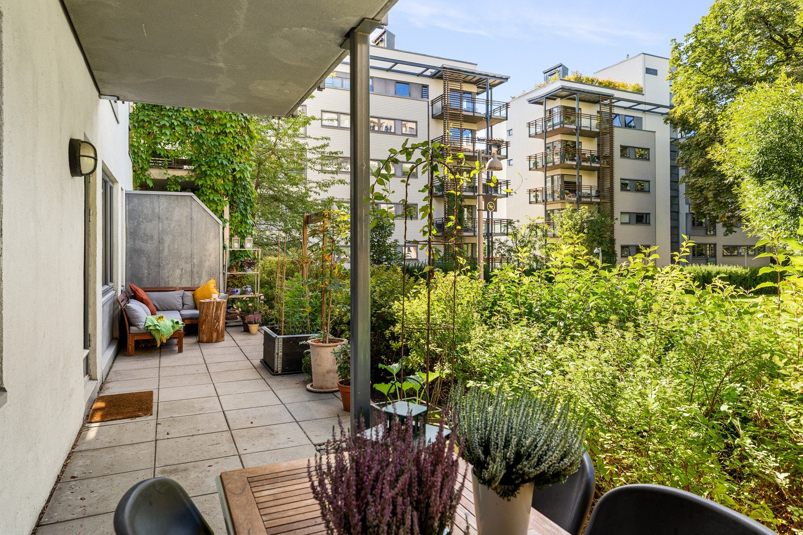 Boligen ligger skjermet til mot idylliske fellesarealer Galleribilde