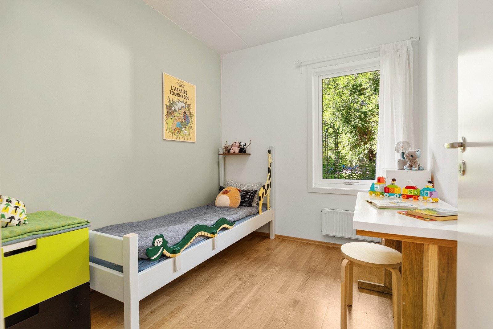 Soverom 2 er også av generøs størrelse med plass til større seng og annet ønsket møblement Galleribilde