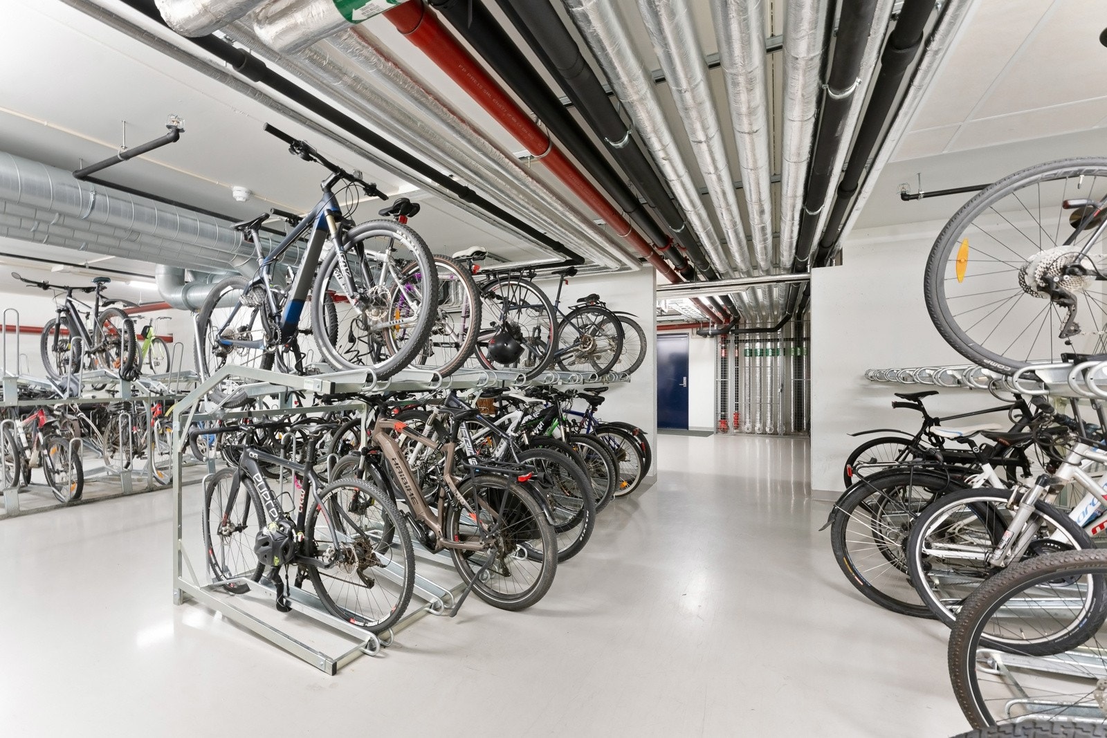 I kjelleren er det fasiliteter som stor felles sykkelbod Galleribilde