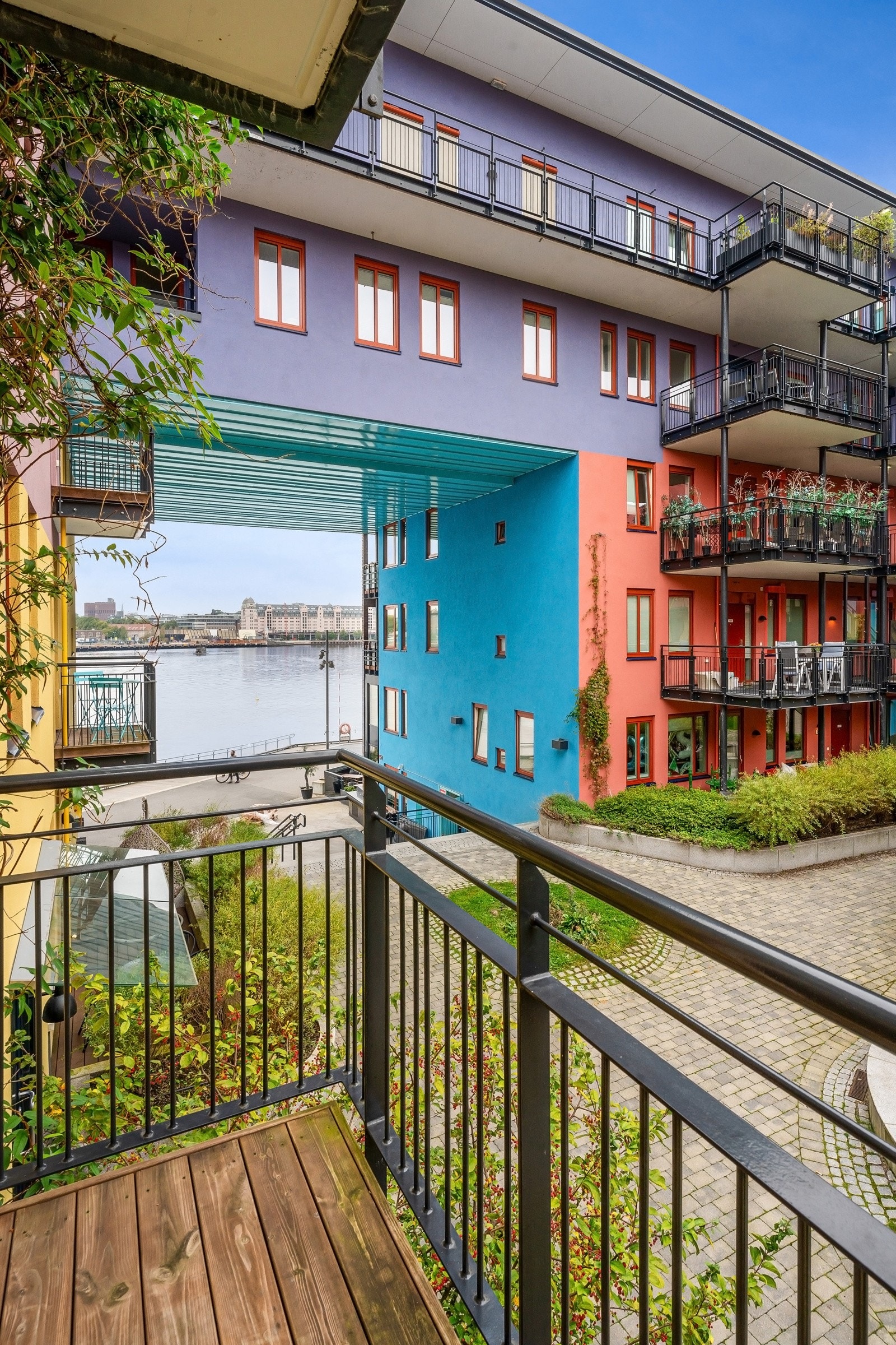 Stilfull arkitektur og utsikt mot sjøen Galleribilde