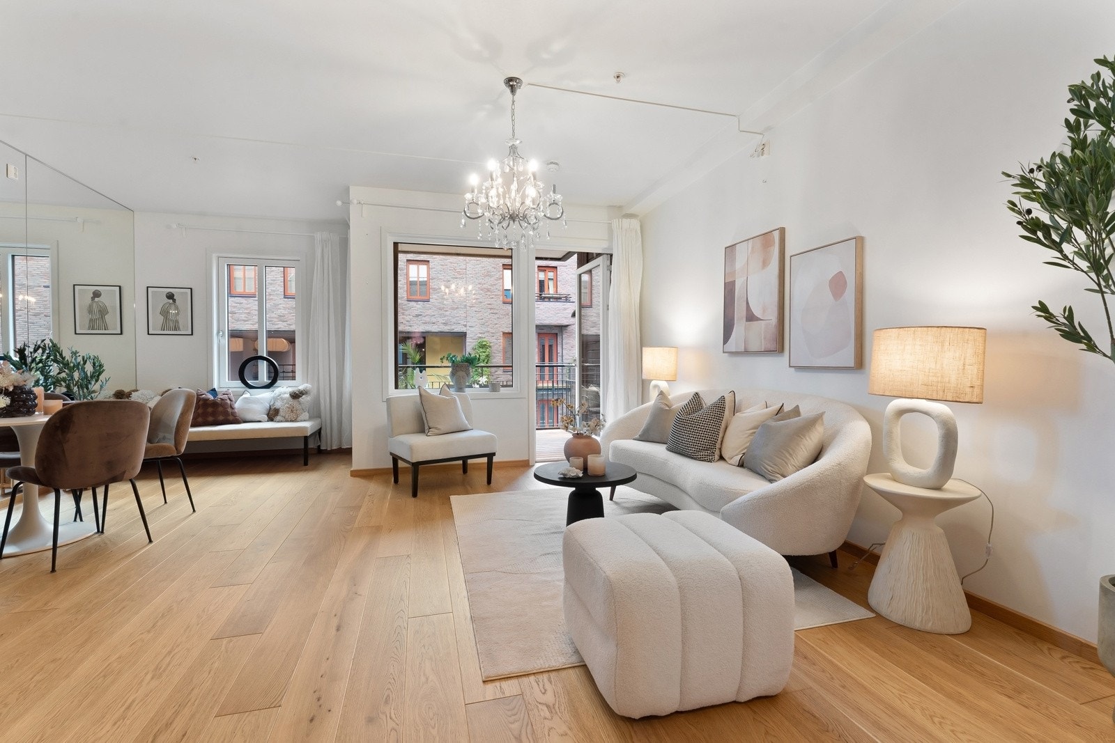 Stuedelen har plass for både sofa og spisebord Galleribilde