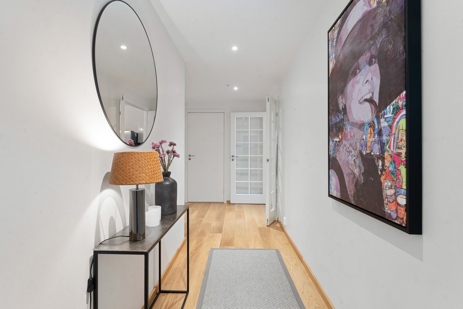 Velkommen! Innbydende entré/gang med downlights i takhimlingen Galleribilde