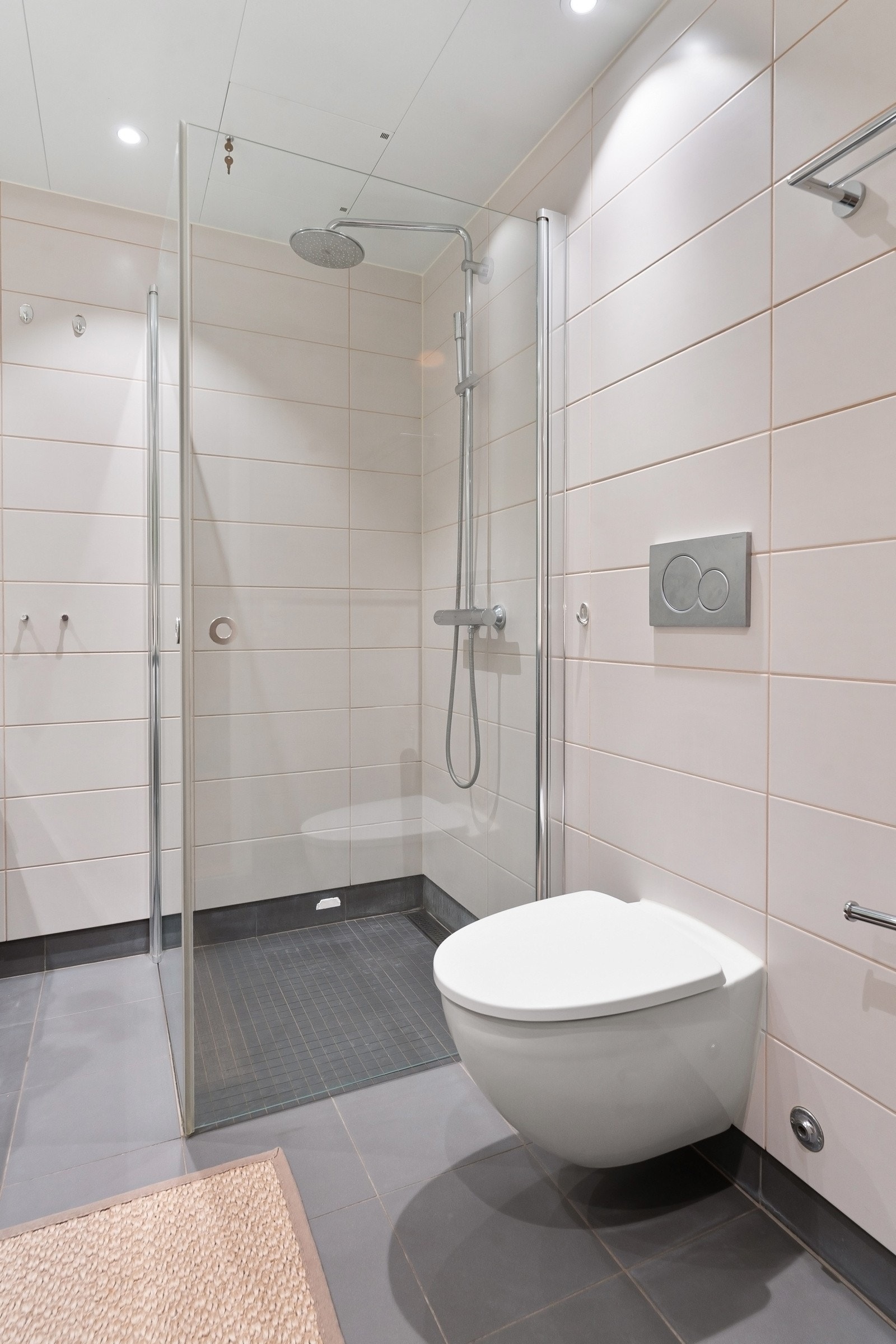 Dusjhjørne med slukrenne, regndusj og svingbare dører Galleribilde