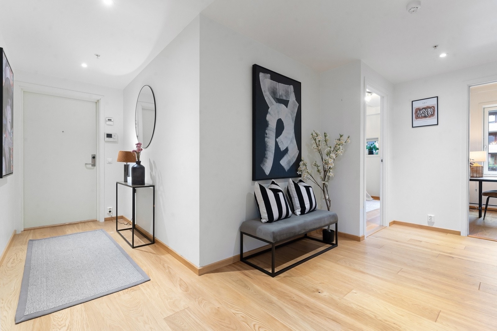 Åpen og romslig entré/gang med plass for garderobeinnredning Galleribilde