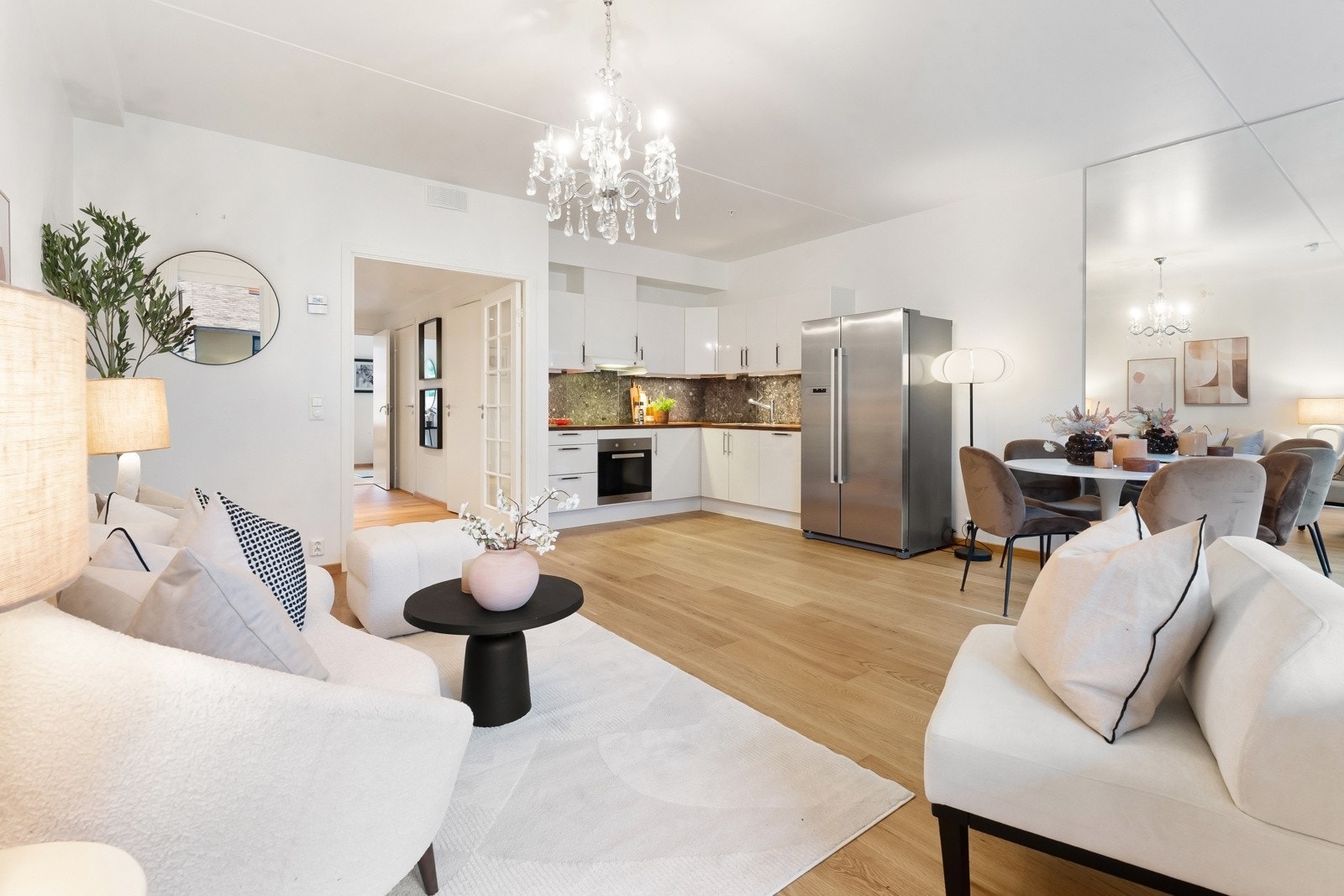 Leiligheten har en gjennomgående og romslig planløsning Galleribilde