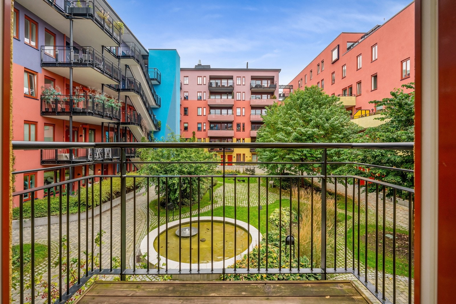 Fra hovedsoverommet er det utgang til balkong vendt mot hyggelig gårdsrom Galleribilde