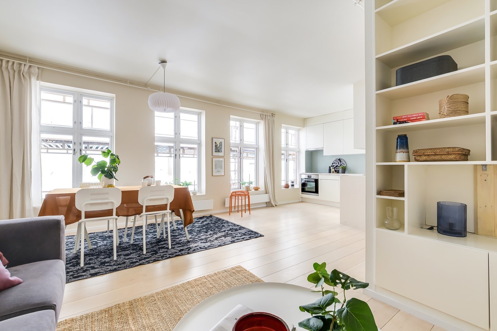 Caroline Ephraim og Oda Sagstuen v/Nordvik Bjørvika har gleden av å presentere sjarmerende Vålerenggata 18! Galleribilde