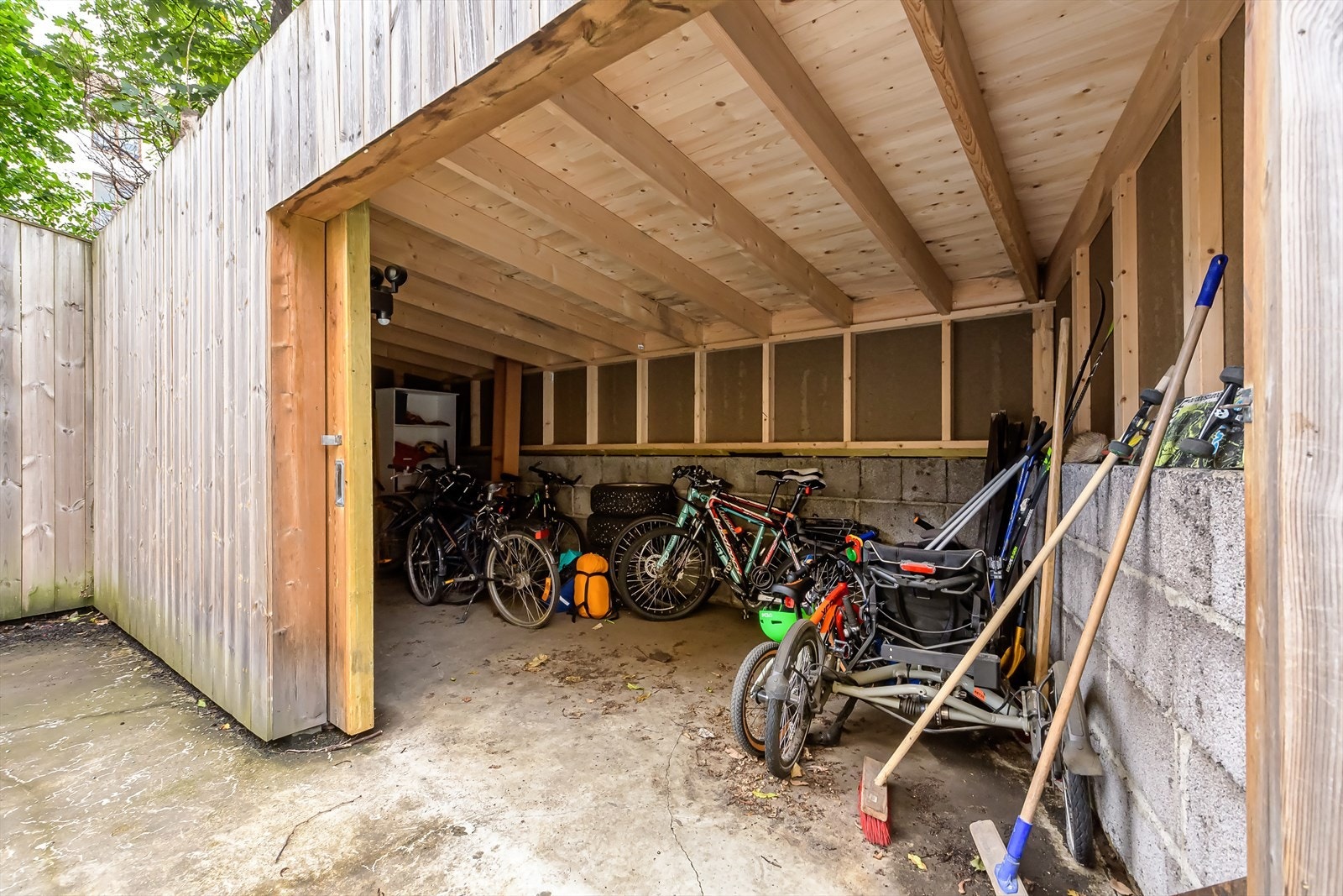 Låst sykkelbod i bakgården Galleribilde