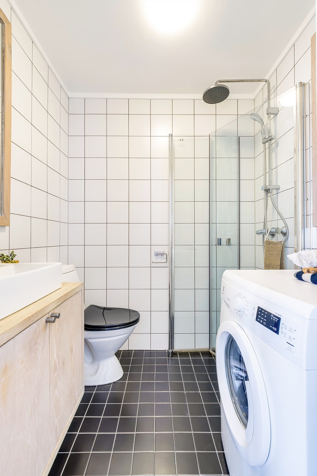 Pent flislagt bad med varmekabler i gulvet Galleribilde