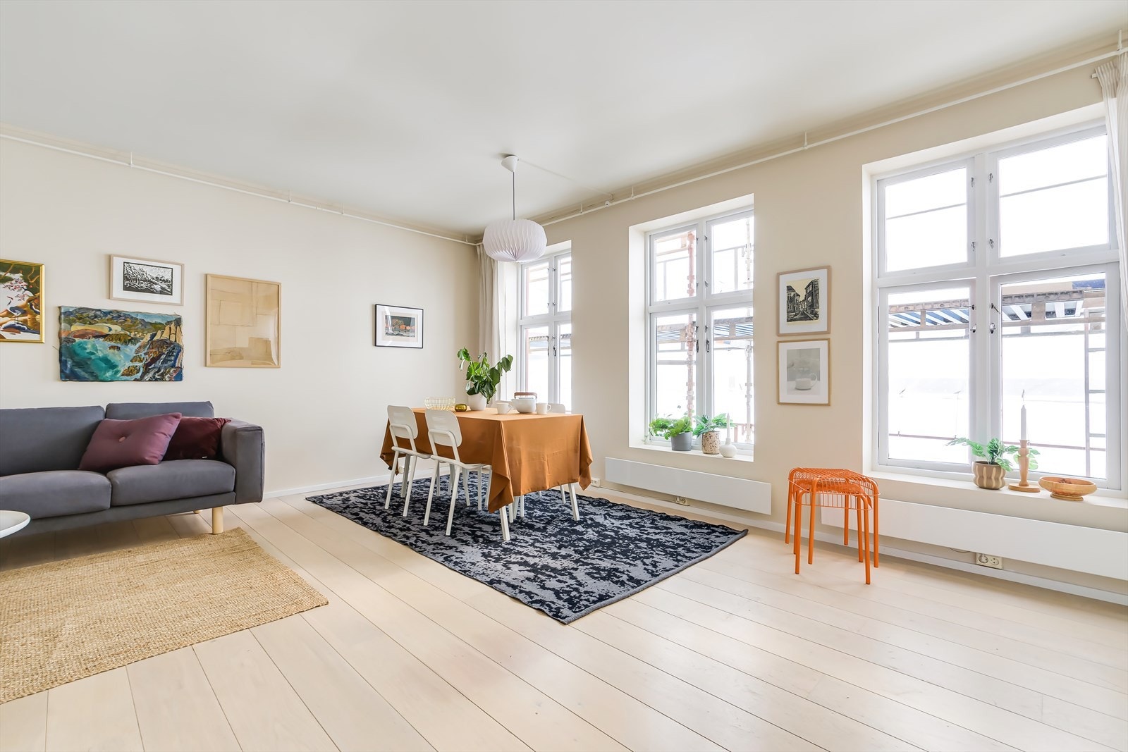 En meget lys og romslig stue med store vindusflater som bidrar til godt med lysinnslipp Galleribilde