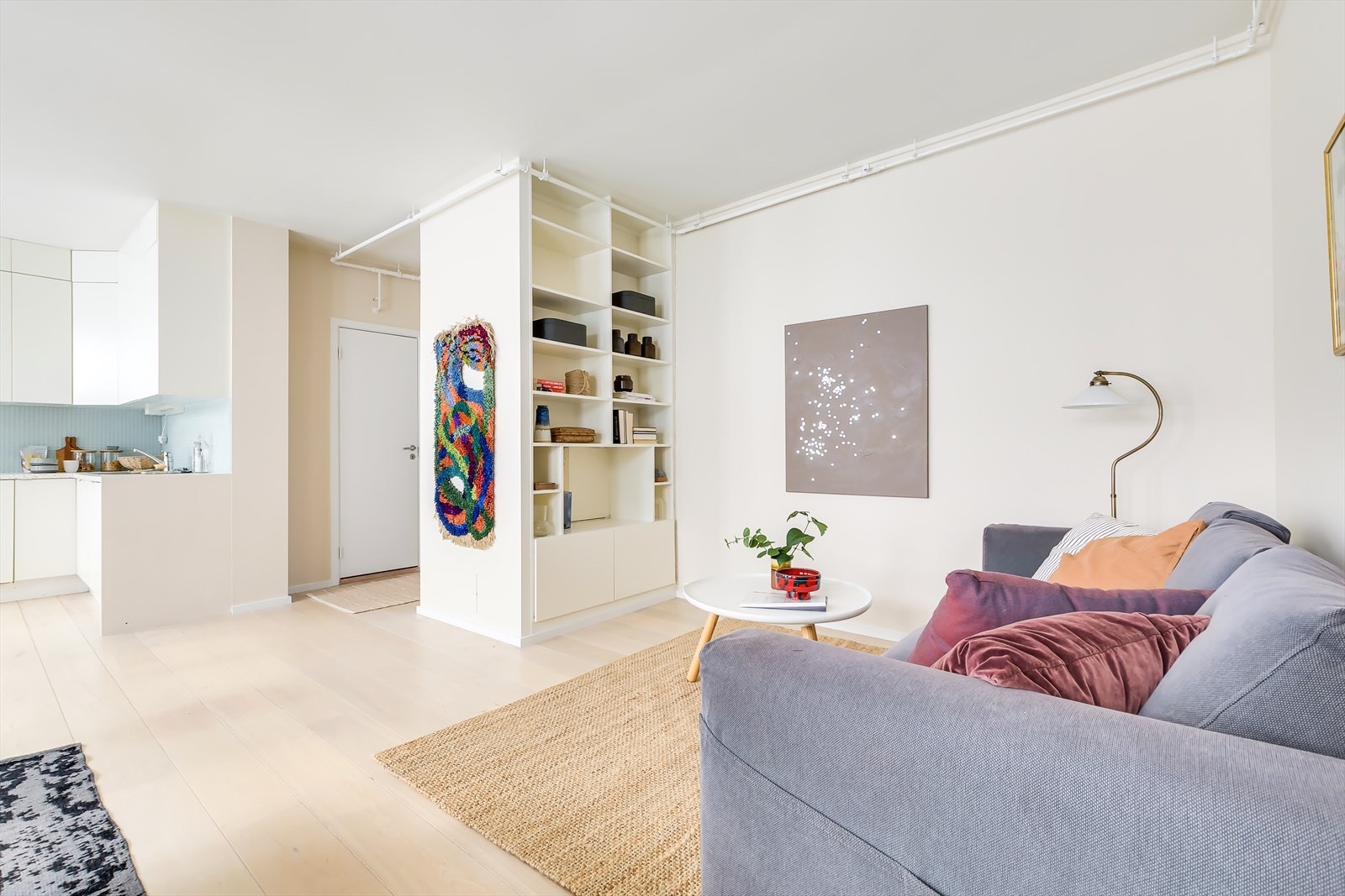 Her er det rikelig med plass til både en komfortabel sofa, et spisebord og andre møbler Galleribilde