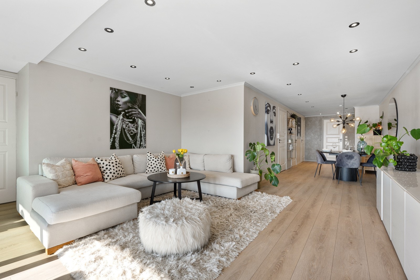 Videre kommer vi til stuen som har naturlige avdelinger for sofagruppe og spisestue. Galleribilde