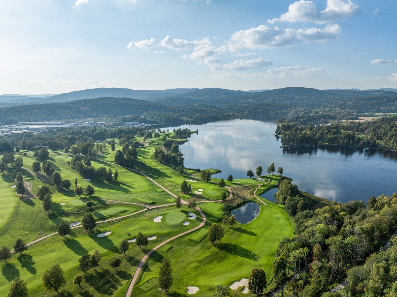 For den som er glad i golf er det kort vei til Bogstad golfbane. Galleribilde