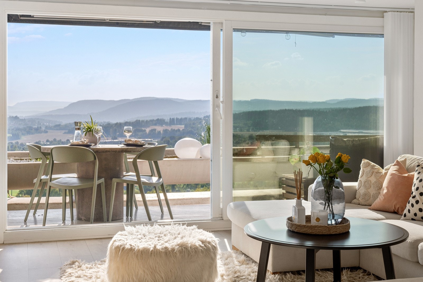 Den store heve/skyvedøren ut på terrassen sikrer gode lysforhold i stuen og gjør at terrassen blir en naturlig forlengelse av stuen på varme sommerdager. Galleribilde