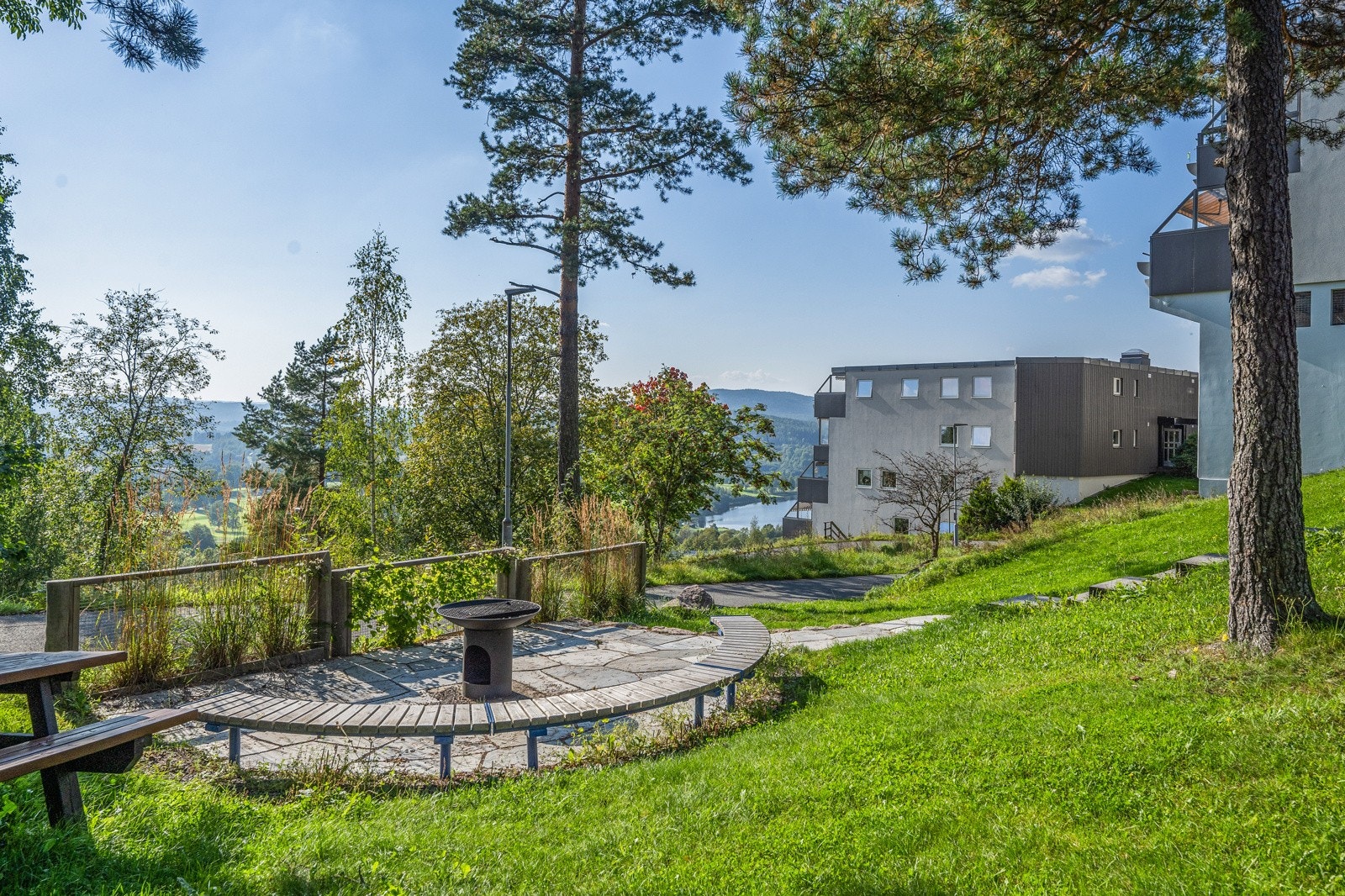 Borettslagets eiendom er pent opparbeidet med diverse beplantning, prydbusker og sittegrupper. Galleribilde