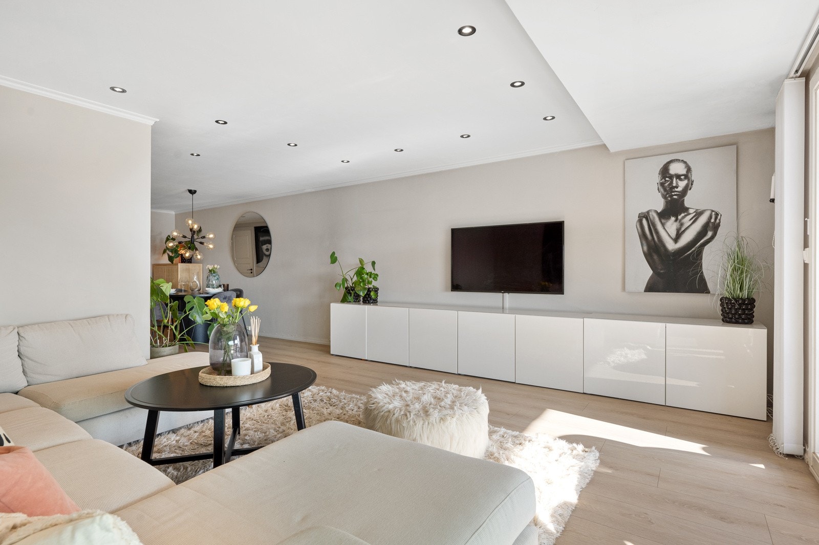 Det er downlights i taket i stuen også. Dermed er det enkelt å endre belysning etter stemning og behov. Galleribilde