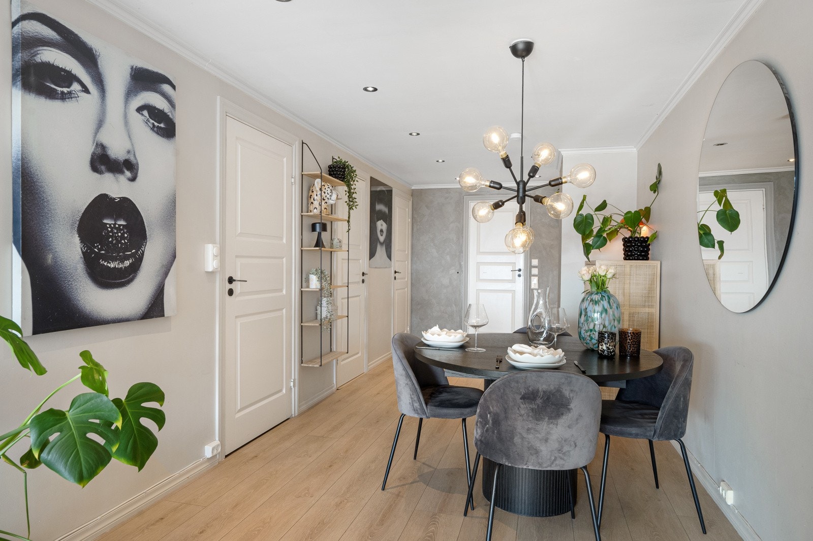 Spisestuen er i dag innredet med et rundt spisebord som innbyr til sosiale middager. Galleribilde