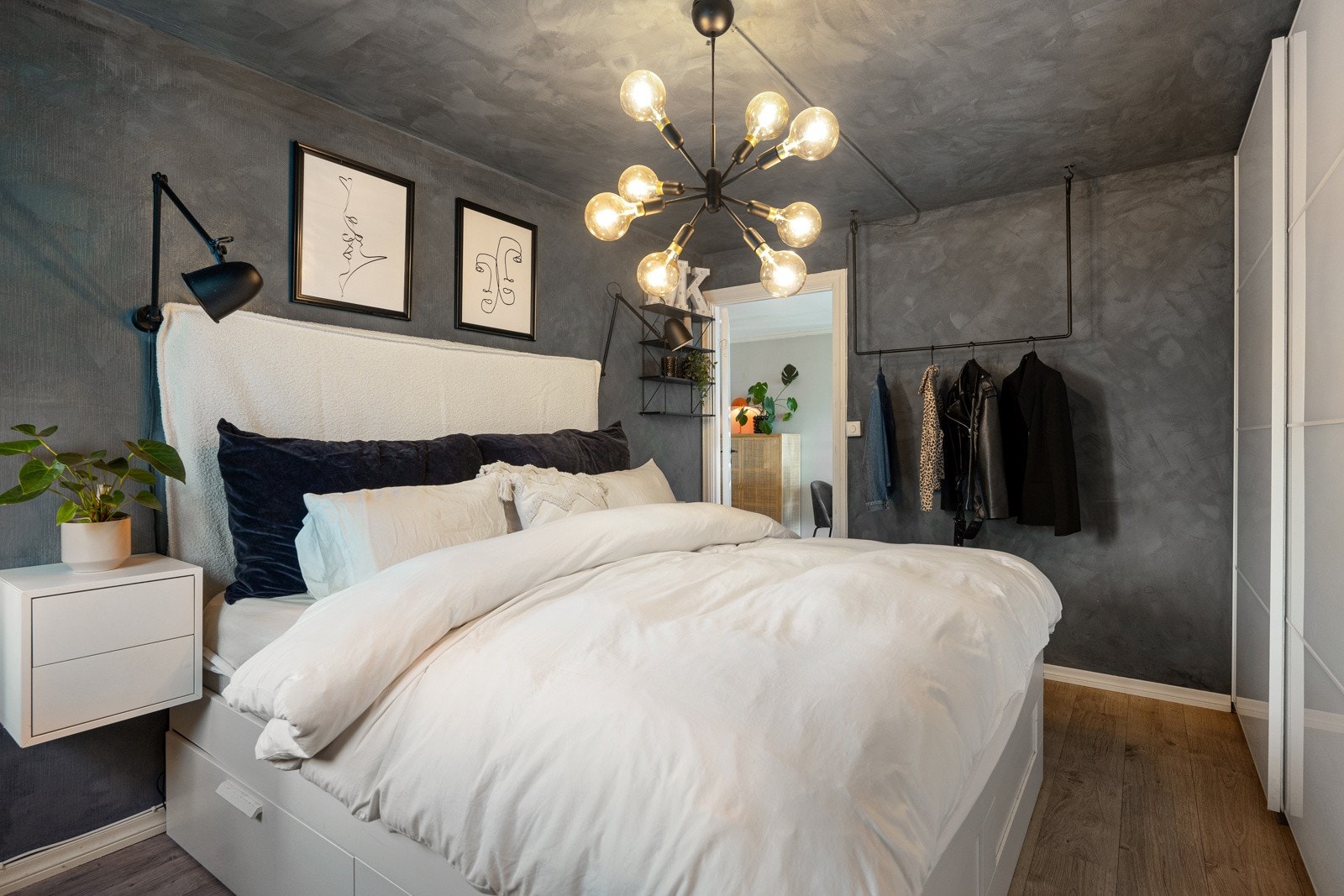 Hovedsoverommet har lune fargevalg og god plass til dobbeltseng og nattbord. Galleribilde