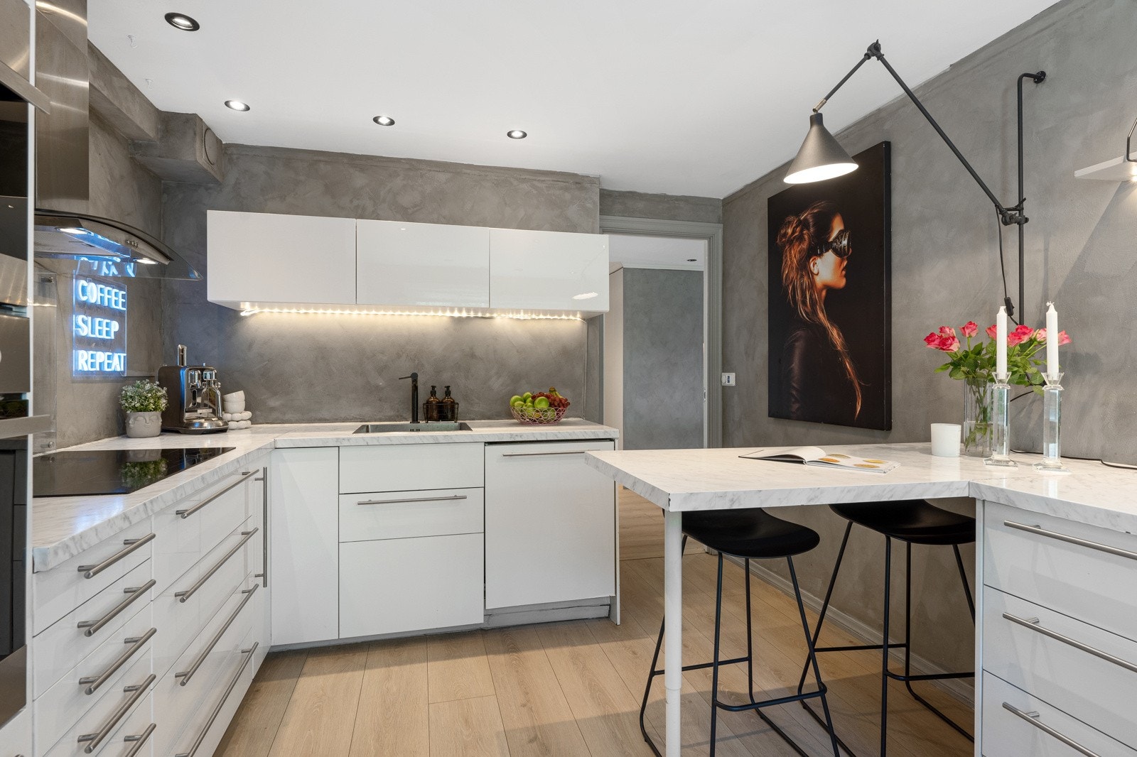 Det er også sitteplass for to - perfekt for frokoster eller om man vil holde hobbykokken med selskap. Galleribilde
