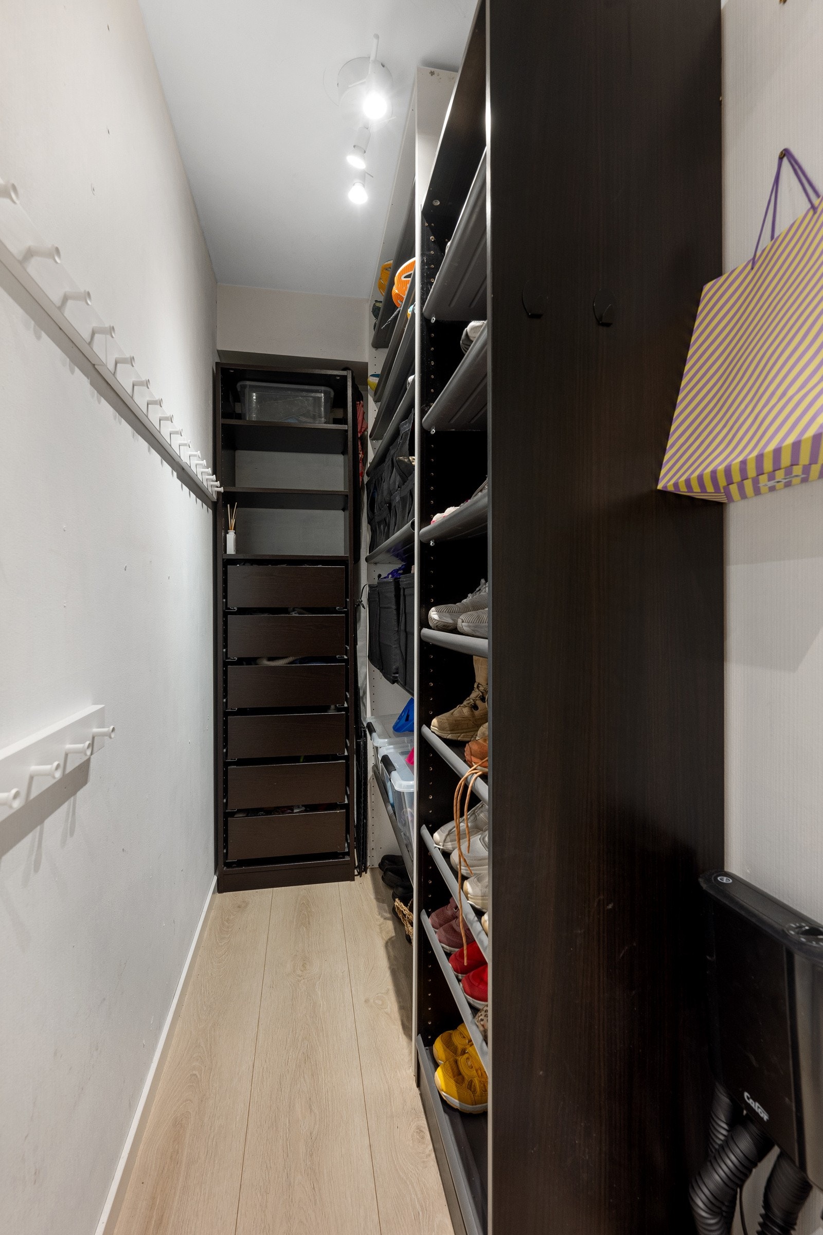 Fra entreen er det adkomst til en innvendig bod som er smart innredet med hyller. Det følger også med en bod på 2 kvm i etasje over leiligheten. Galleribilde