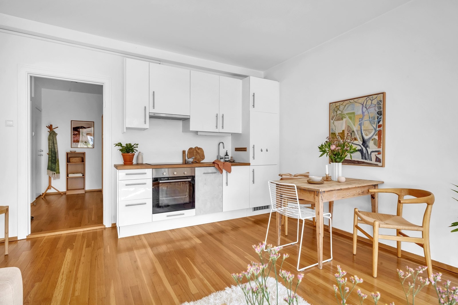 Praktisk og arealeffektivt kjøkken med integrerte hvitevarer og skapplass. Galleribilde