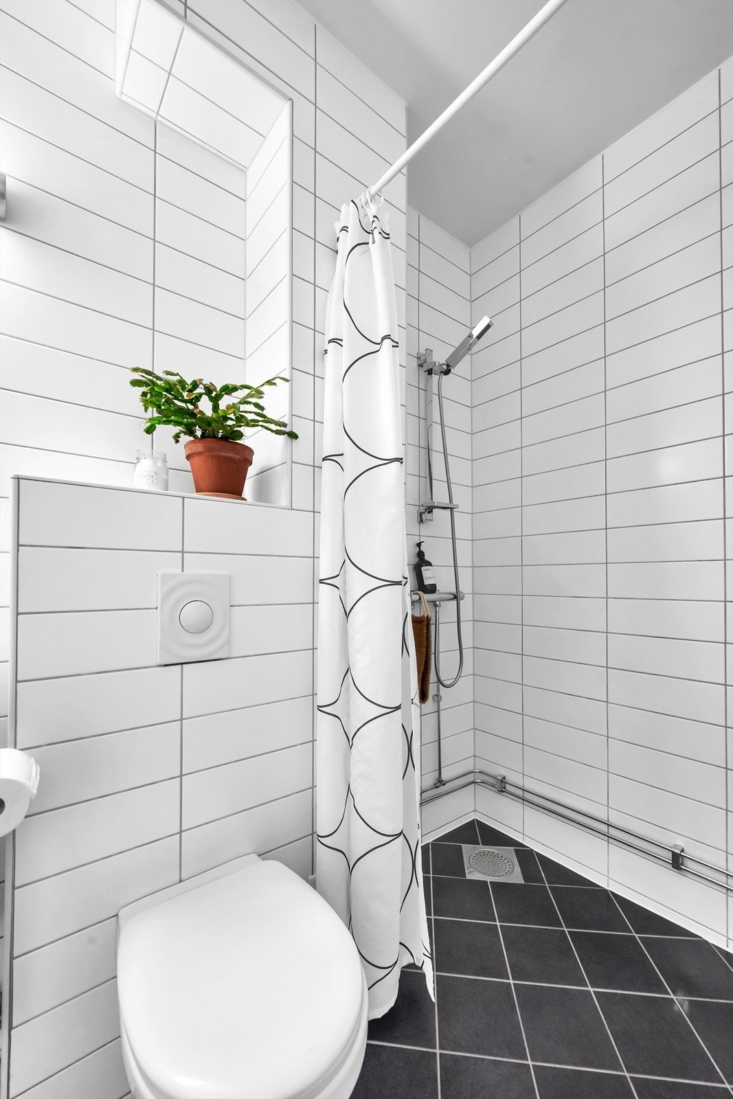 Rommet har flislagte overflater, gulvvarme og opplegg for vaskemaskin. Galleribilde