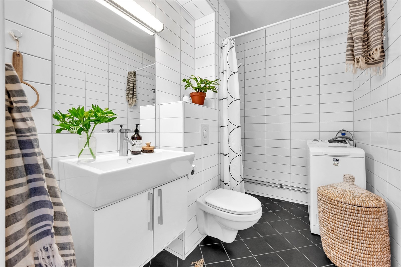 Romslig bad med tidløse farge- og materialvalg. Badet er fra 2008. Galleribilde