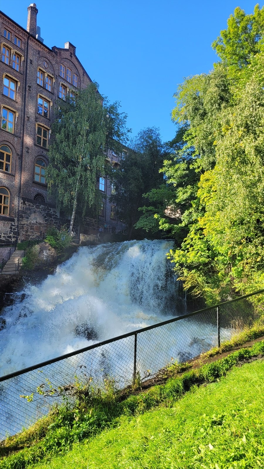 Akerselva ligger en liten spasertur unna og er ypperlig for deg som liker å gå tur eller tilbringe dagene i landlige omgivelser Galleribilde
