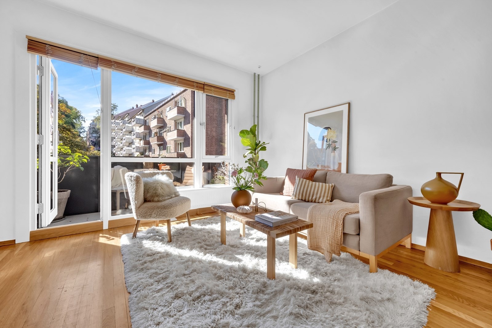 Det er store vindusflater og balkongdør sikrer godt innslipp av naturlig lys. Galleribilde