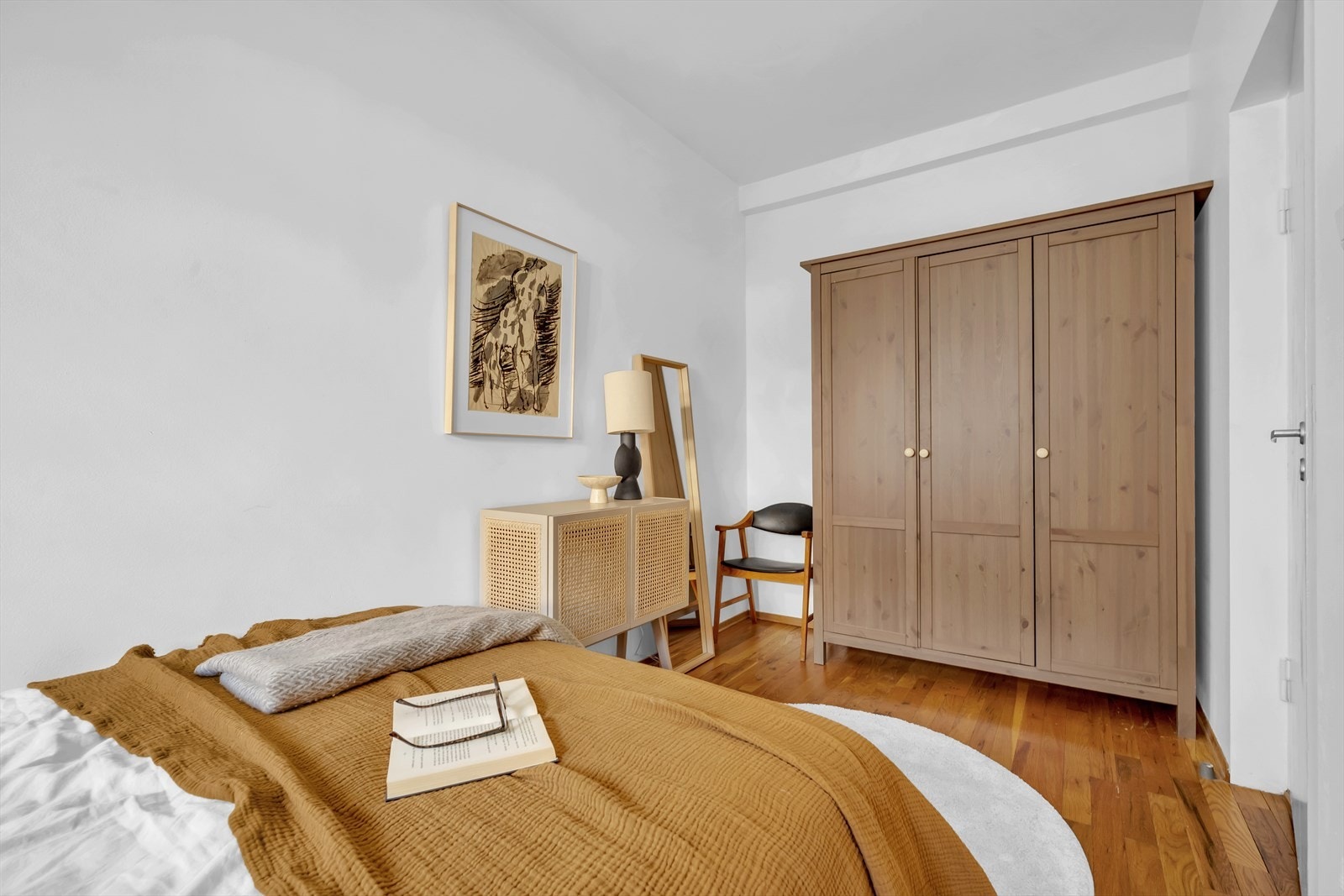 Her er det plass til dobbeltseng, nattbord og garderobeskap. Galleribilde