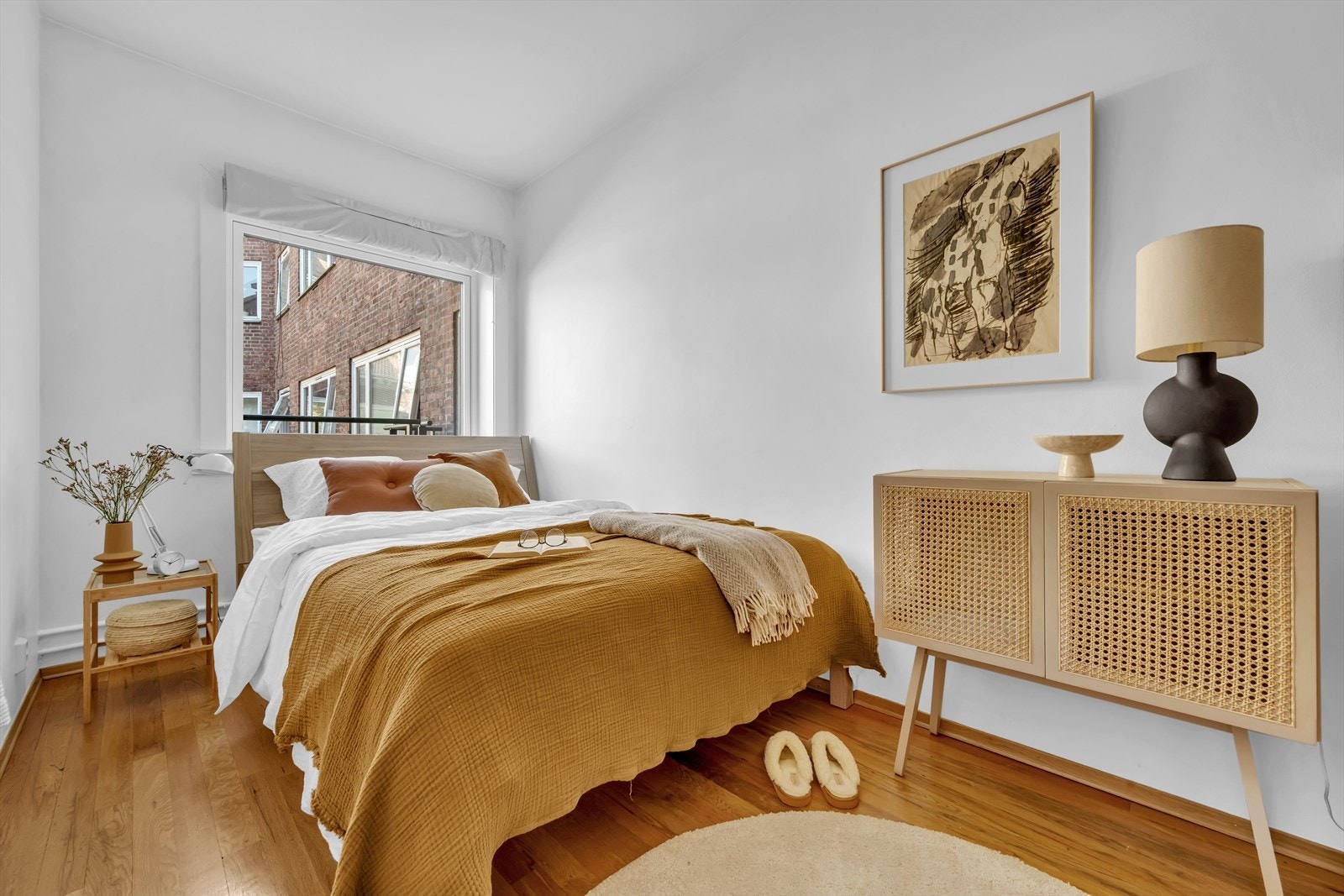 Soverommet i leiligheten vender mot rolig og skjermet bakgård. Galleribilde