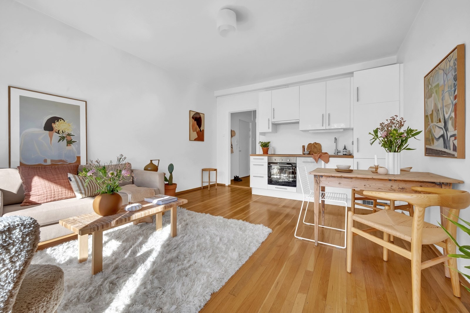 Leiligheten oppleves velholdt med lyse overflater og original en-stavs parkett i eik, laget i USA. I stuen er takhøyden oppmålt til 2,61 meter. Galleribilde