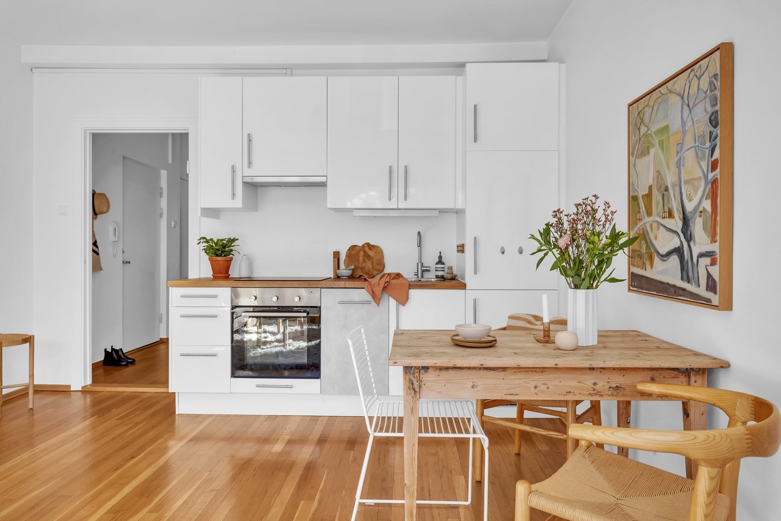 Hvitevarene er integrerte, og består av platetopp, stekeovn (2016), oppvaskmaskin (2021) og kjøl/fryseskap. Galleribilde