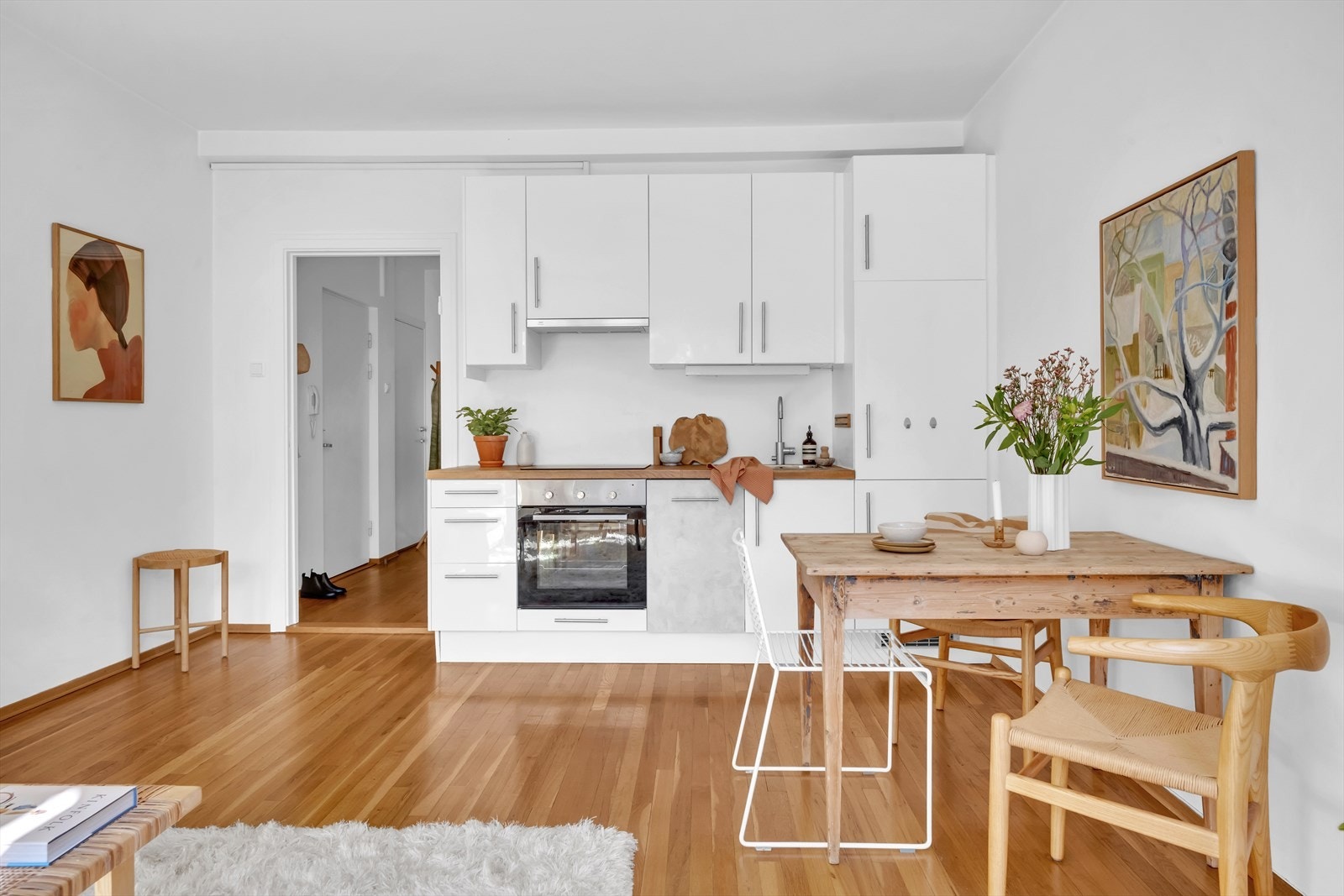 Ved kjøkkenet er det plass til hyggelig spisegruppe. Galleribilde